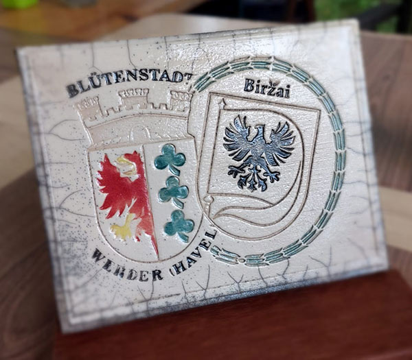 Werderkeramik - Kachel in Rakutechnik - Städtewappen Birzai und Werder